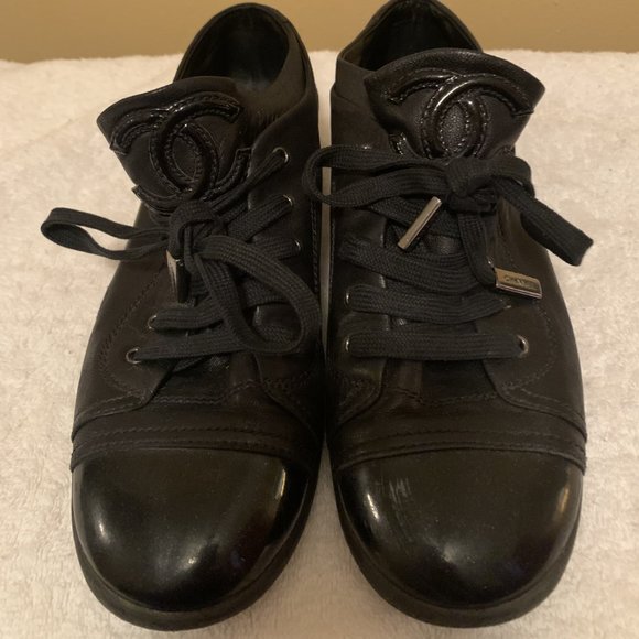 I AM ON SALE! CHANEL SOFT LEATHER BOOTIES - Picture 3 of 15